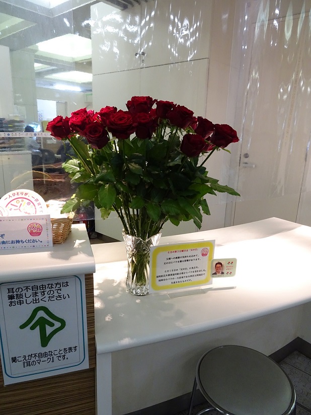 濵地さんが生産されたバラを展示している写真