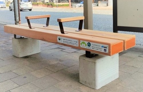 バス停ベンチ　利用の様子