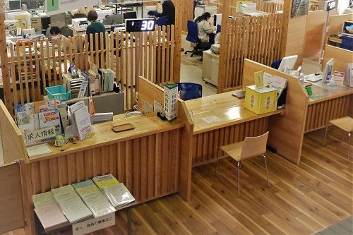 早良区入部出張所窓口カウンターの写真