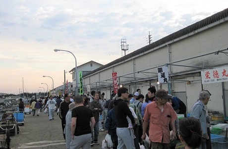 姪浜の朝市の様子