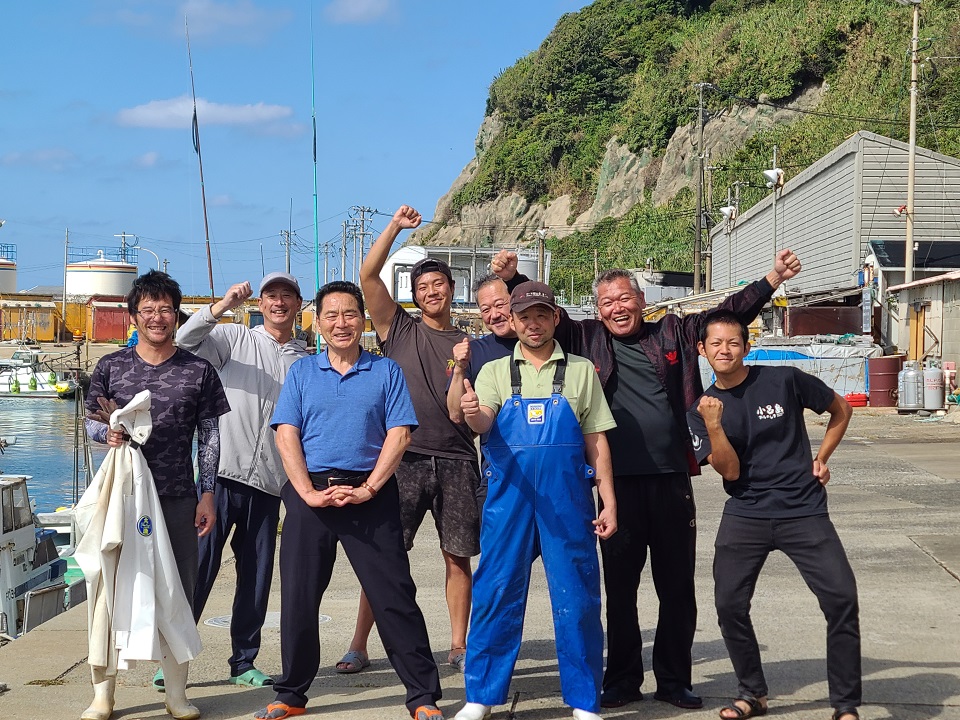 小呂島の漁師の皆さんの写真