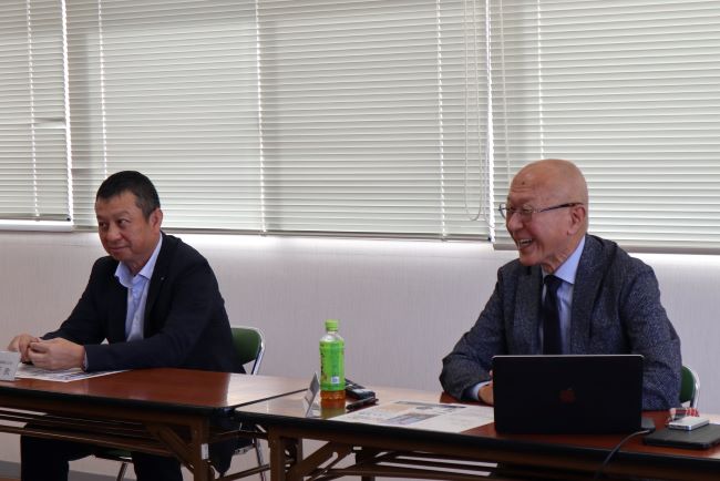 懇談している様子