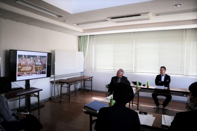 スライドを視聴している様子