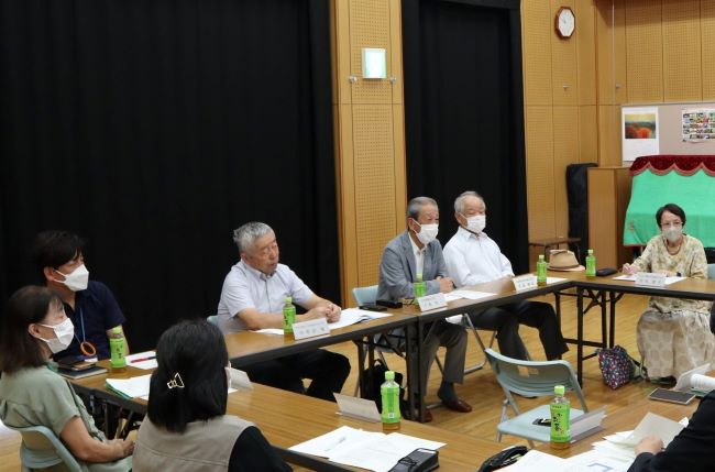 懇談している様子