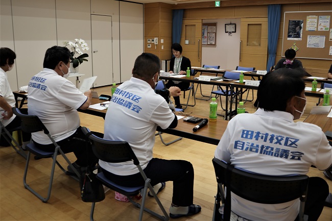 おそろいのシャツを着ている写真