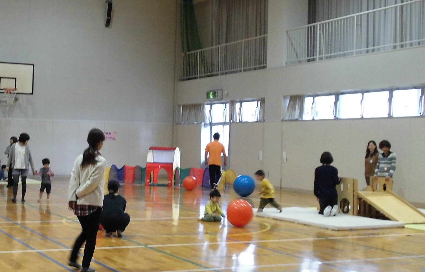 もちもち　体育館で遊んでいる様子の画像