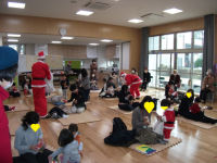 ももちっこらんど　クリスマス会でサンタがプレゼントしている画像