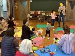 Free space For kids 親子 de 遊び隊　絵本の読み聞かせをしている画像