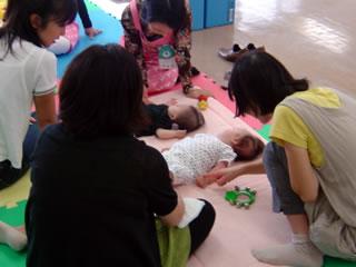 ふわふわ～ダウン症の子どもと保護者のためのサロン～　交流を深めている様子の画像