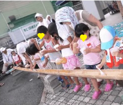 ウッチｰランド　夏祭りのそうめん流しの様子の画像