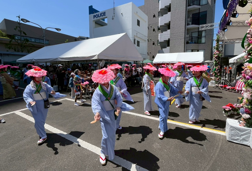 どんたく隊の輪踊りの写真