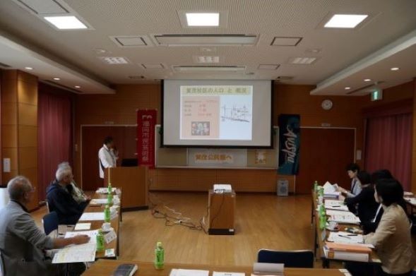 校区の取り組みをスライドを使って説明