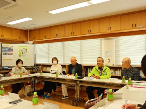 画像：懇談中の様子