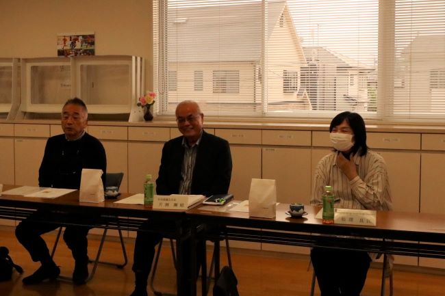 懇談中の様子の写真