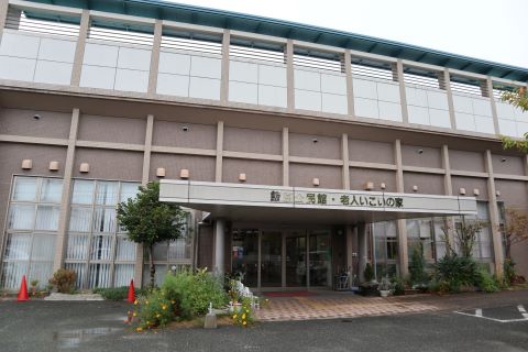 会場の飯原公民館の外観