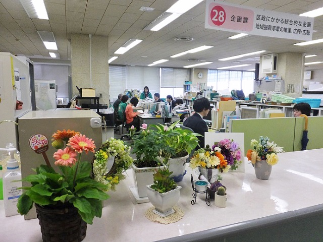 花がいっぱいの企画課窓口の写真
