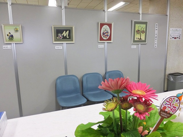 総務課窓口と押し花作品の写真