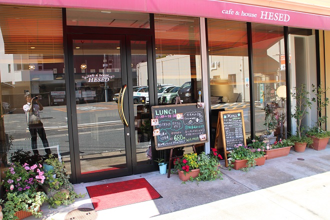 店舗全体を店舗に向かって左前からとらえた写真