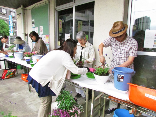 花を植え付けている写真