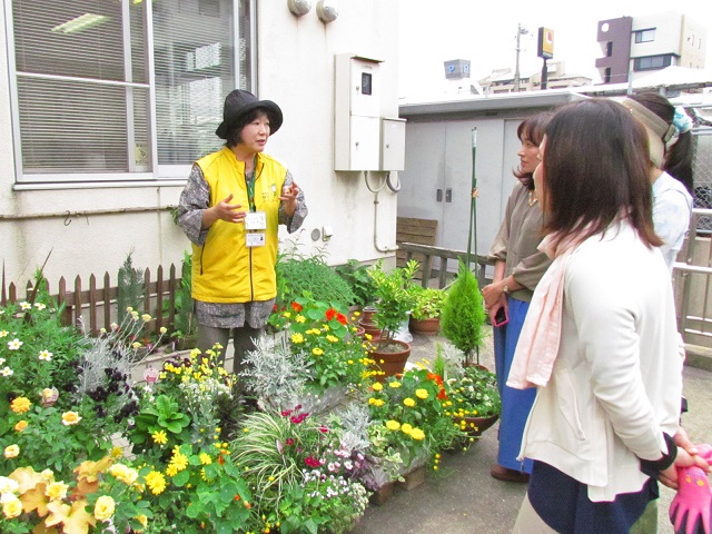 アドバイスをする佐藤さんの写真