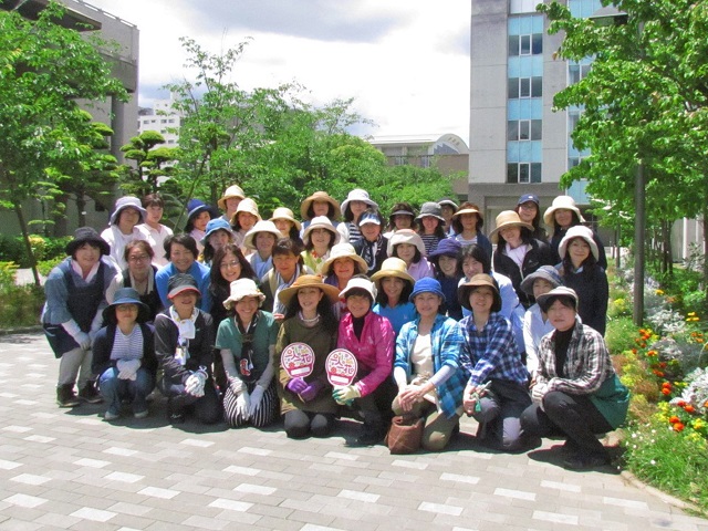 「なでしこ会」メンバーの集合写真
