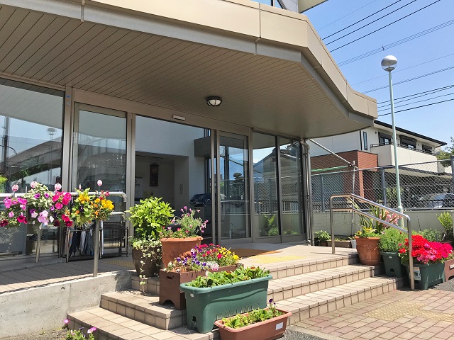 原公民館正面玄関の写真