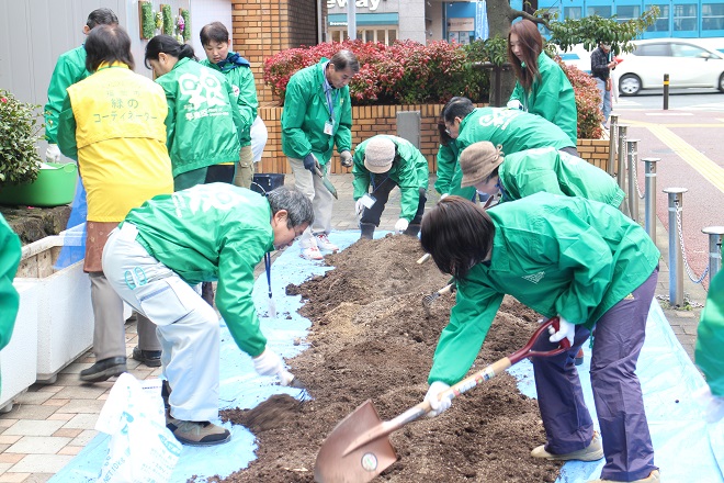 土づくりをしている写真