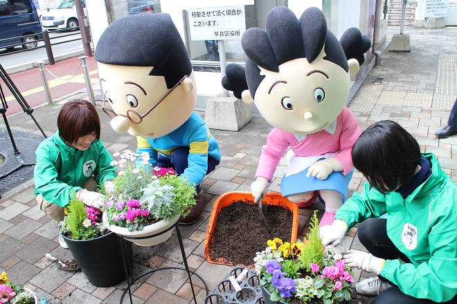 サザエさん，マスオさんと植え替えをしている写真