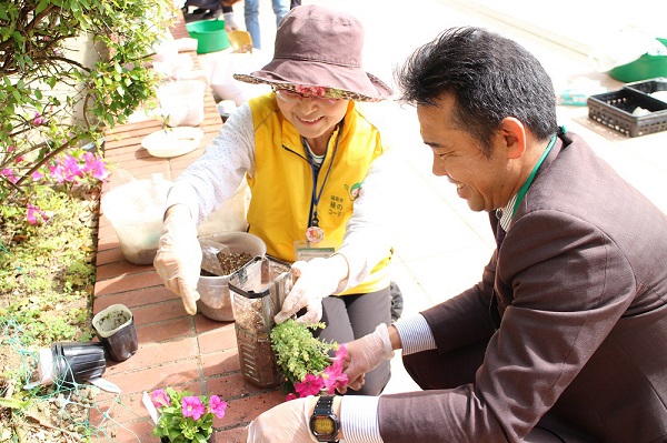緑のコーディネーターの方にペットボトルハンギングの作り方を教えてもらう区職員