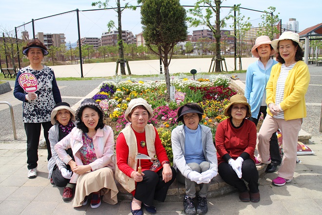 「ひと花花壇」の前で集合している写真