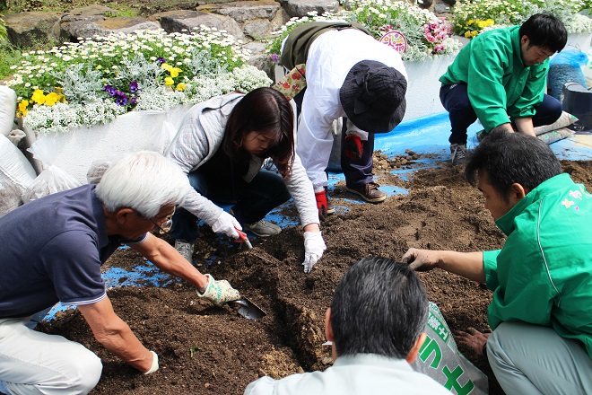 土と肥料を混ぜ合わせている写真