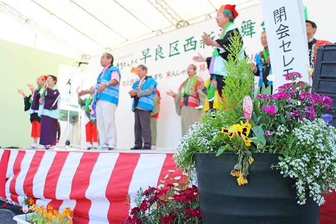 花を手前にした舞台の写真