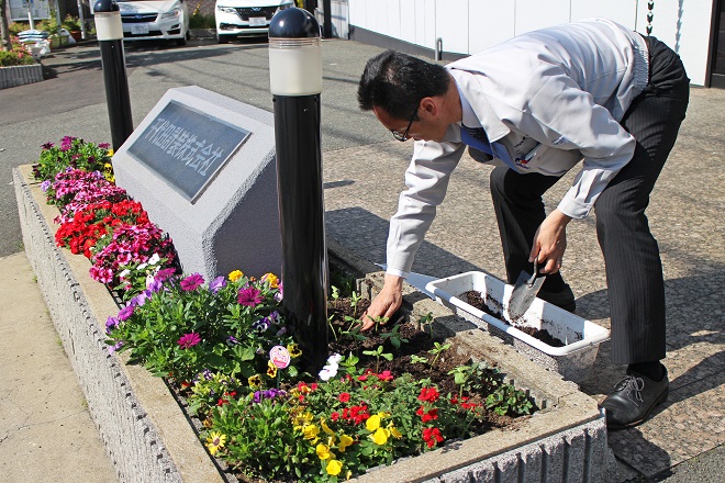 花を植え替える社員の写真