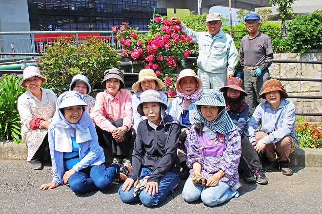 フラワーボランティア遊花の皆さんの集合写真