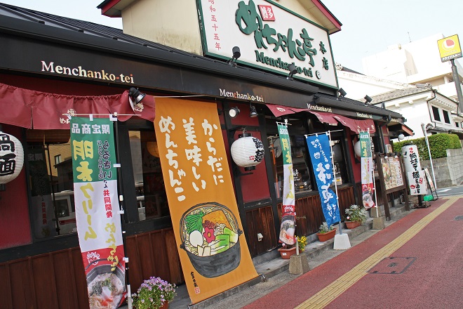 店舗の外観写真（プランターが並んでいます）