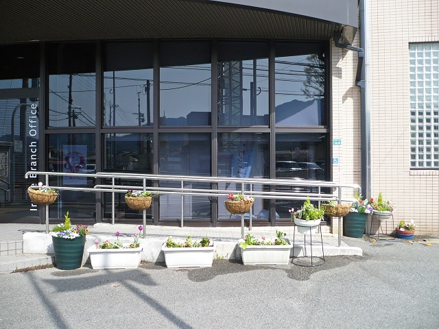 入部出張所正面玄関の写真