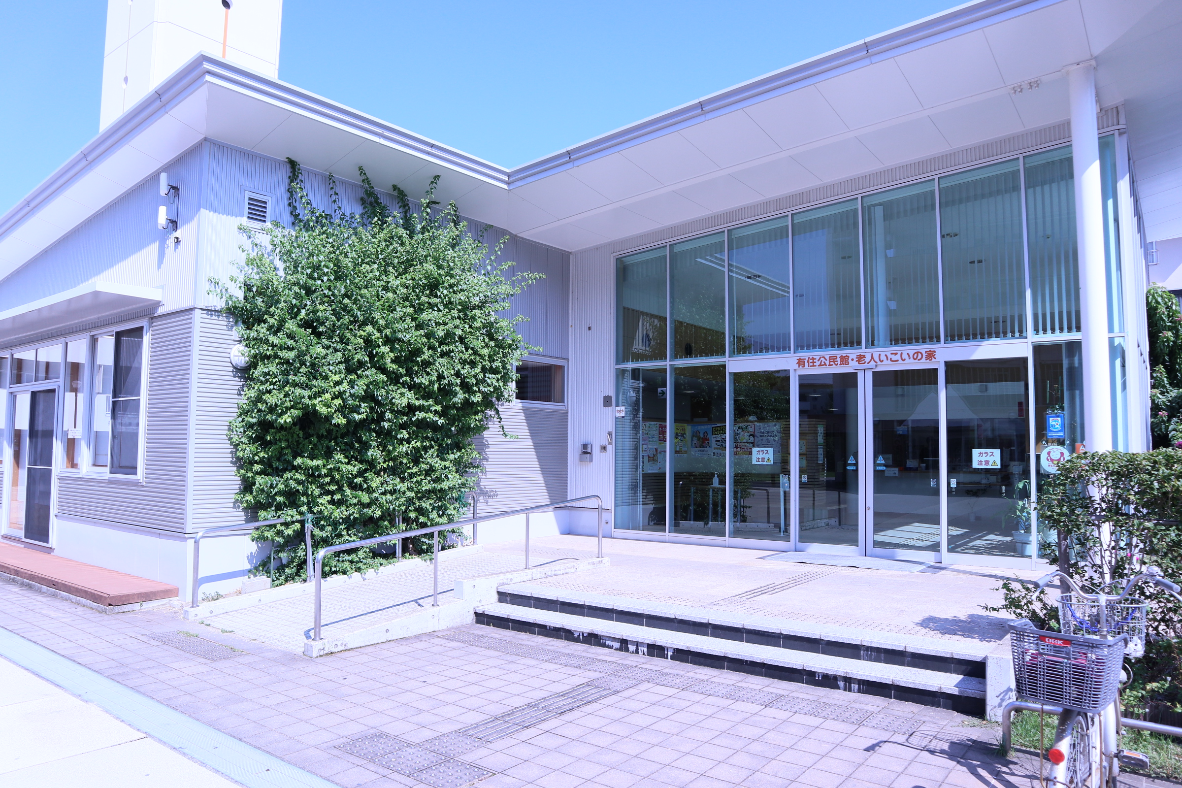 有住公民館玄関前の写真