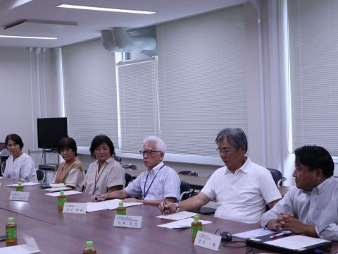 画像：懇談中の様子