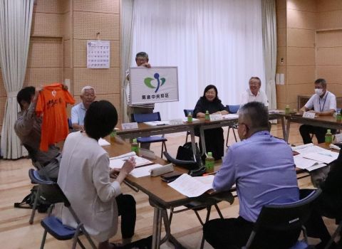 画像：安藤会長が校区のシンボルマークなどの取組みについてお話しされる様子