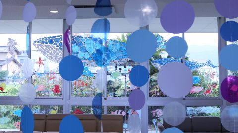 画像:ロビーに描かれた鯨の親子