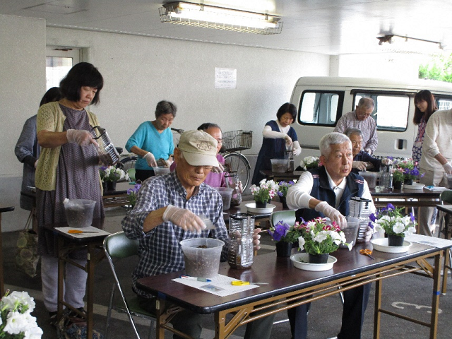 真剣にペットボトルハンギングを作る参加者の皆さんの写真