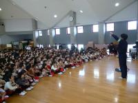 ホールで警察官の話に耳を澄まします