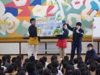 横断歩道の渡り方の説明を受けます