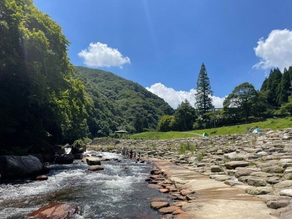 青い空と山を背景にした五ケ山クロスリバーパーク