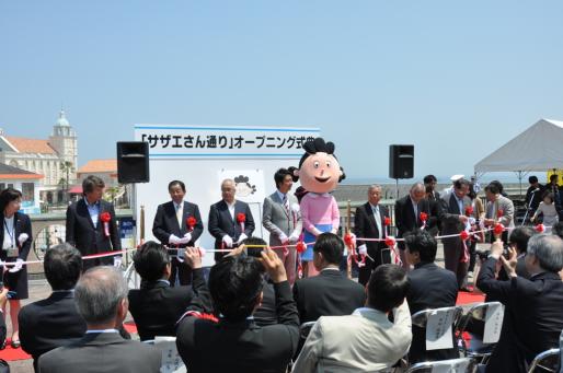 オープニング式典のテープカットの様子