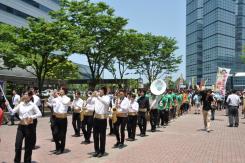 パレードが出発