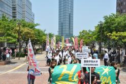 サザエさん通りをみんなでパレード