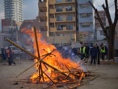 崩れ落ちるどんど焼き