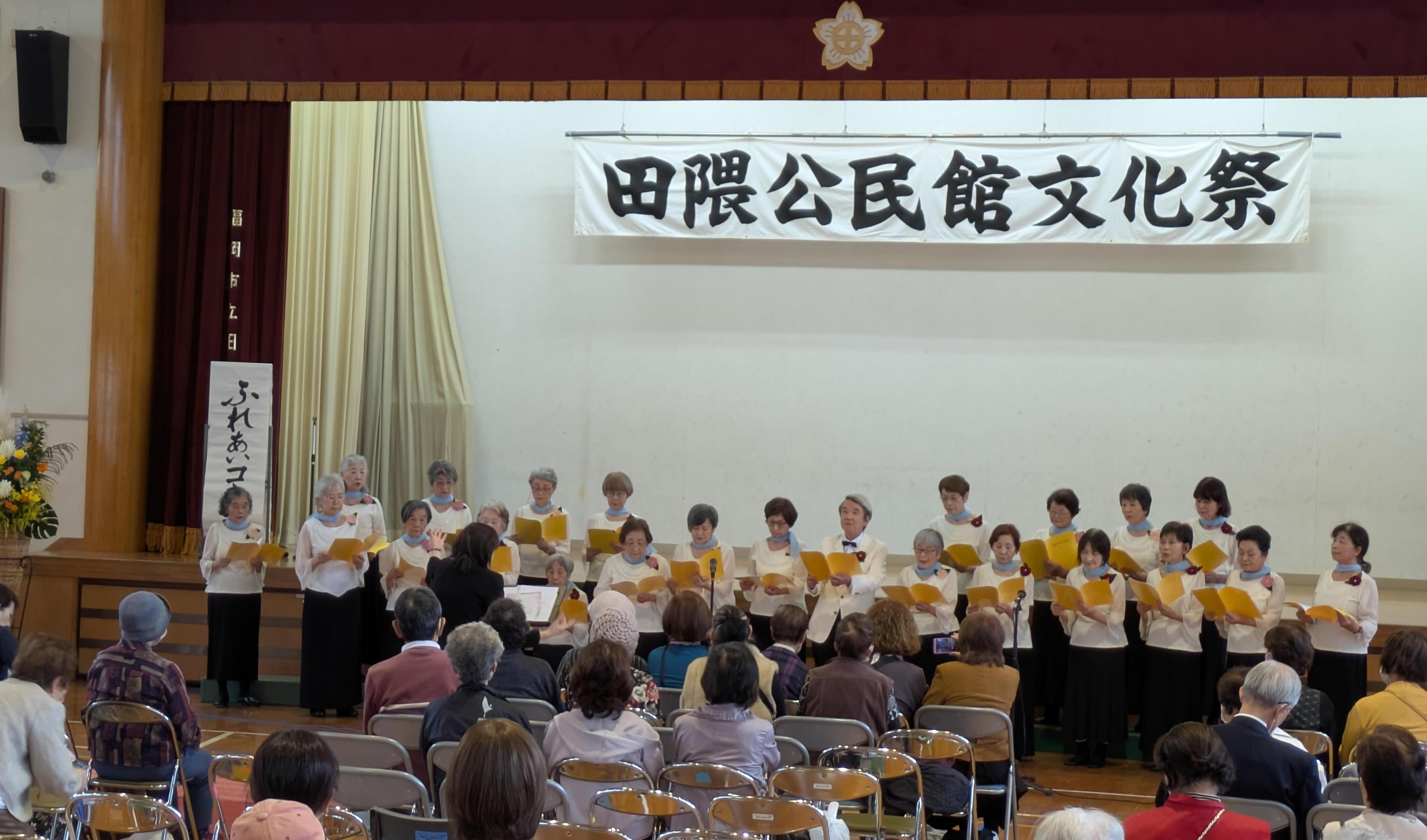 コーラスを披露する出演者