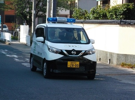青色パトロールカー巡回の写真